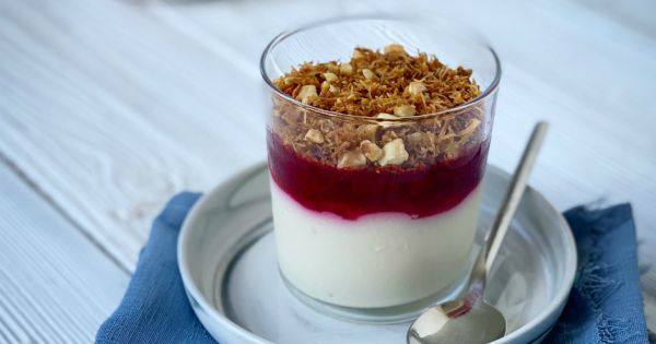 Kadayıflı Frambuaz Soslu Muhallebi