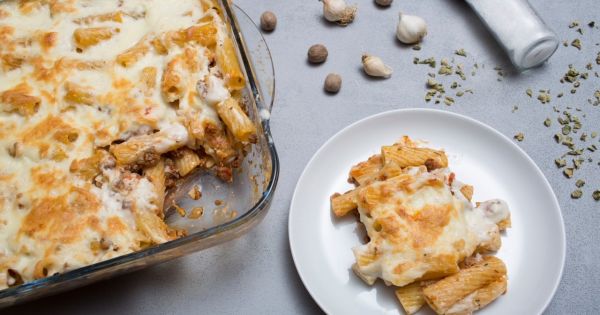 Fırında Kıymalı Beşamel Soslu Makarna