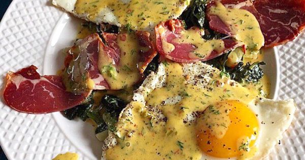Hollandaise Soslu Göz Yumurta