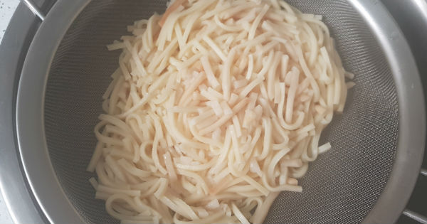 koz-biberli-eriste-salatasi1