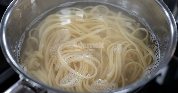 pesto-soslu-makarna-asama1-yemekcom