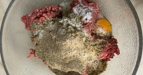 domatesli-feslegen-soslu-kofte-adim-1