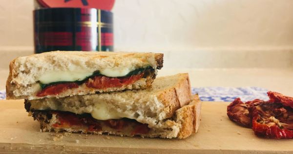 Ispanaklı Kuru Domatesli Tost