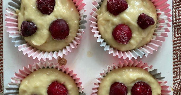 muzlu-visneli-beyaz-cikolatali-muffin-adim-2