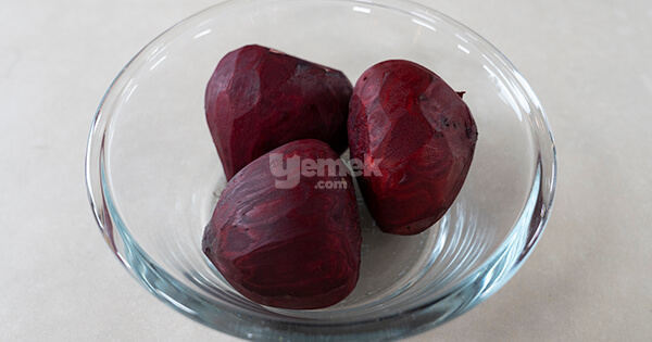 yogurtlu-kirmizi-pancar-salatasi-asama1-yemekcom