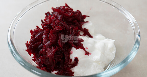 yogurtlu-kirmizi-pancar-salatasi-asama4-yemekcom
