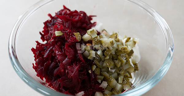 yogurtlu-kirmizi-pancar-salatasi-asama5-yemekcom