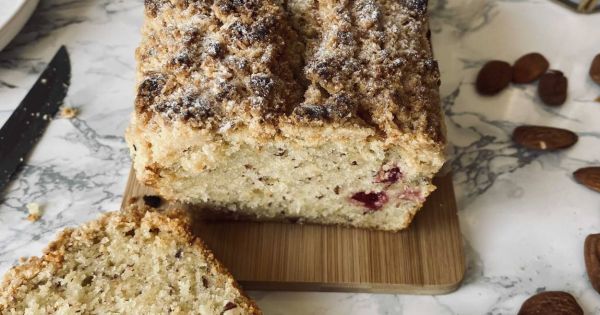 Bademli Vişneli Crumble Kek