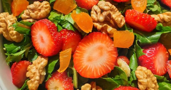 Çilekli Roka Salatası