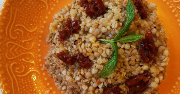 Domatesli Karabuğday Pilavı