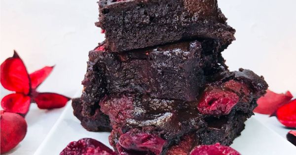 Vişneli Çilekli Brownie