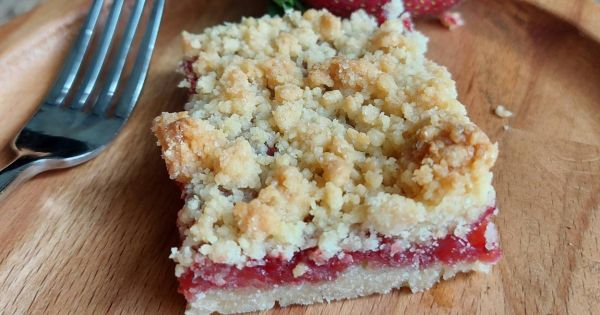 Çilekli Crumble Dilimleri