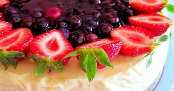 Yaban Mersini Soslu Cheesecake