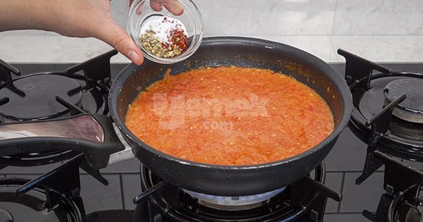 domatesli-kasarli-yumurta-kapama
