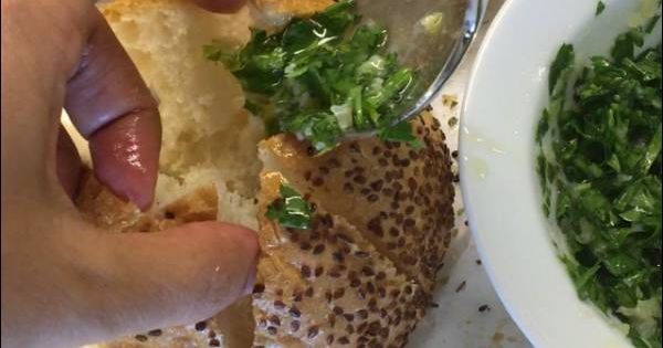 sarimsakli-peynirli-kuru-domatesli-ekmek-adim-3