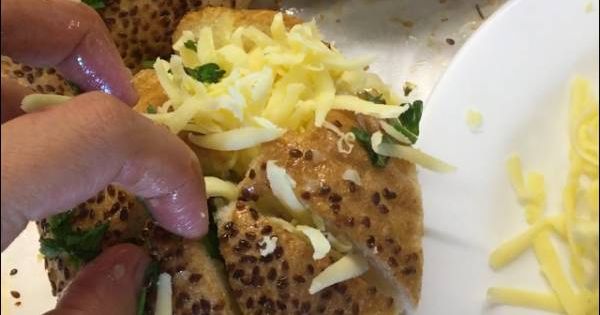 sarimsakli-peynirli-kuru-domatesli-ekmek-adim-4