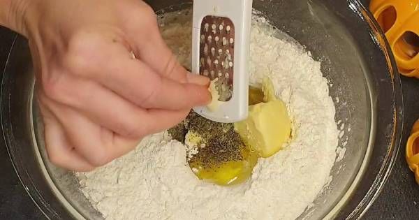 sarimsakli-ekmek-adim-2