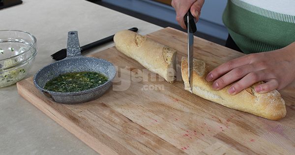 italyan-usulu-sarimsakli-ekmek-tarifi-3