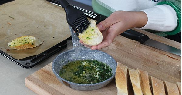 italyan-usulu-sarimsakli-ekmek-tarifi-4