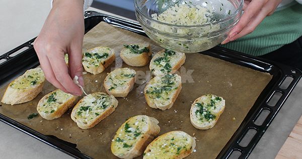 italyan-usulu-sarimsakli-ekmek-tarifi-5
