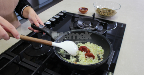 yesil-mercimekli-borek-yapilisi-2