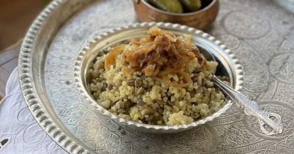 Karamelize Soğanlı Yeşil Mercimekli Bulgur Pilavı