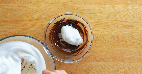 iki-malzemeli-cikolatali-mousse-asama-5