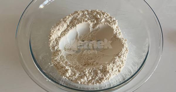 sucuklu-pogaca-yapim1
