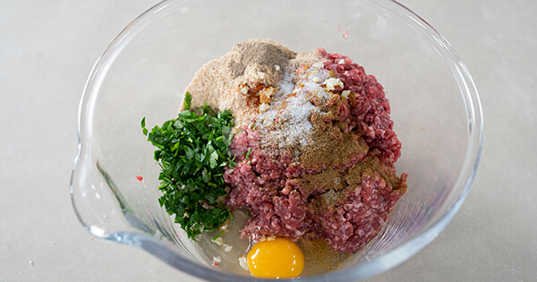 kofte-ekmek-asama2-yemekcom