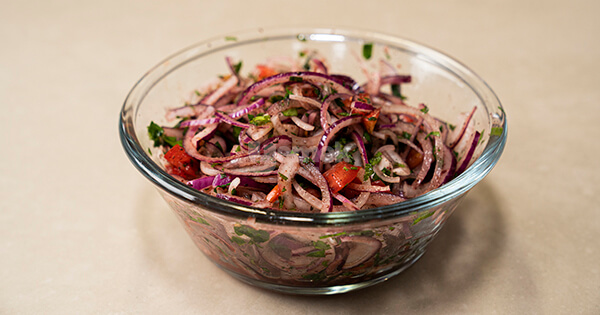 sumakli-sogan-salatasi-asama8-yemekcom