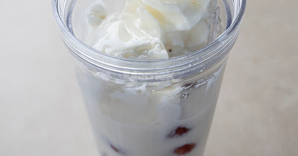 cilekli-milkshake-asama3-yemekcom