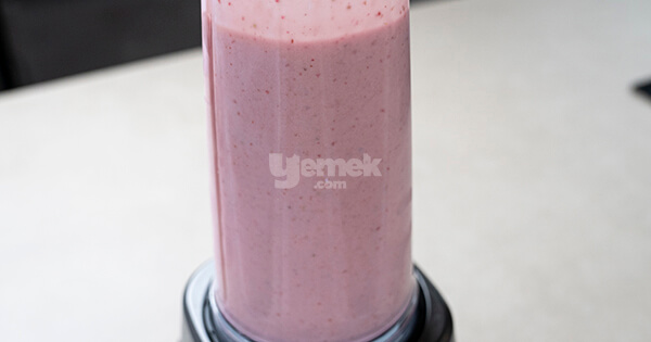 cilekli-milkshake-asama4-yemekcom