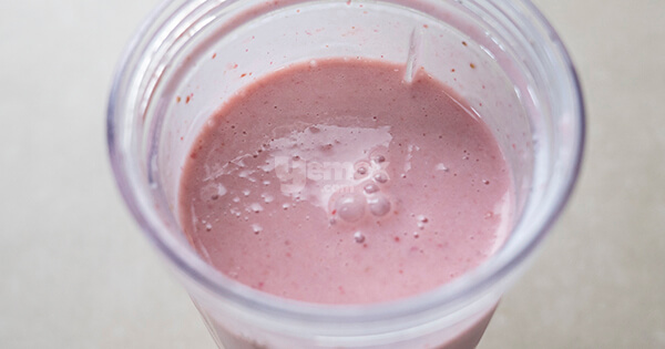 cilekli-milkshake-asama5-yemekcom