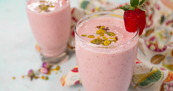 cilekli-milkshake-asama6-yemekcom