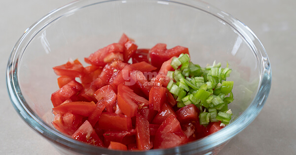 domates-salatasi-asama1-yemekcom