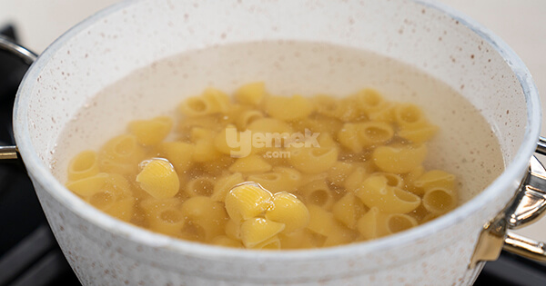 yogurtlu-makarna-asama1-yemekcom