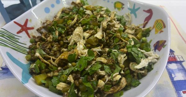 Tavuklu Kaparili Maş Fasulyesi Salatası
