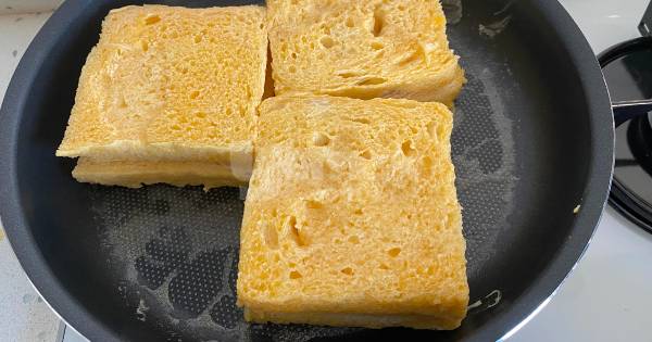 5-dakikada-tavada-yumurtali-tost4