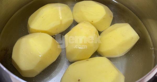 marullu-patates-salatasi-yapim1