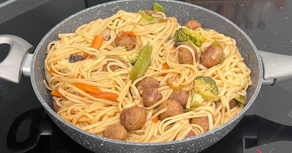 Soya Soslu Sebzeli ve Köfteli Makarna