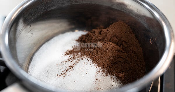 tavada-soslu-kakaolu-hizli-kek-asama6-yemekcom