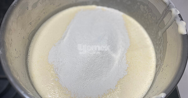 yumusak-kek-asama2-yemekcom