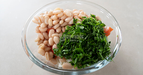 fasulye-salatasi-asama3-yemekcom