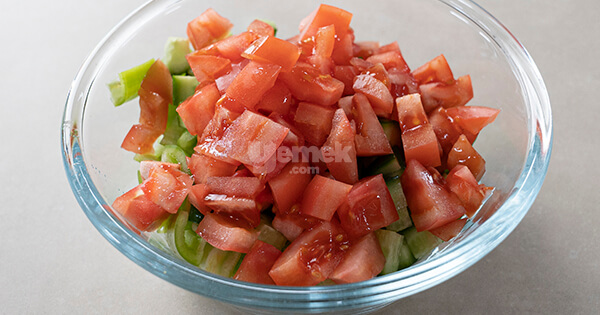 shopska-salatasi-asama4-yemekcom