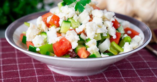 Peynirli Salata
