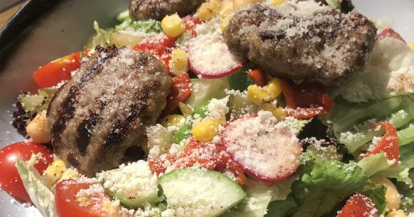 Parmesan Peynirli Köfteli Salata