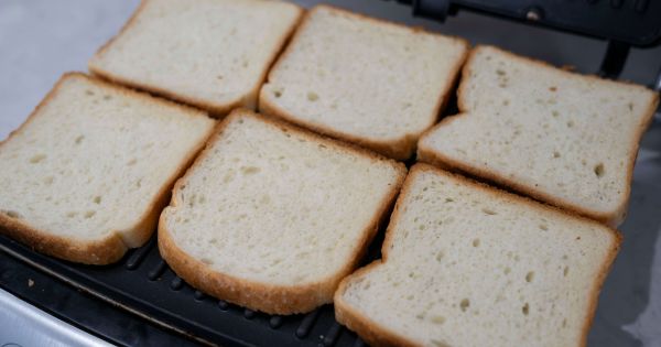 kasarli-tost-asama1-yemekcom