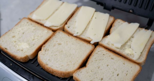 kasarli-tost-asama2-yemekcom