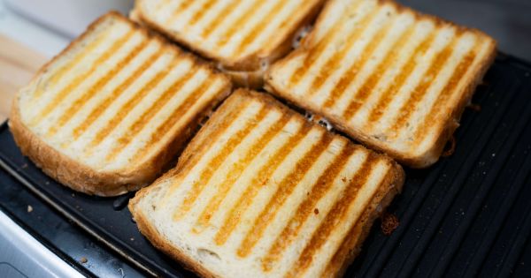 kasarli-tost-asama3-yemekcom