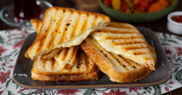 kasarli-tost-asama4-yemekcom